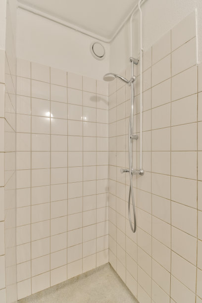 在白色瓷砖浴室里淋浴图片下载