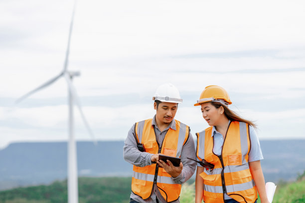 工程师在山顶风力发电场工作的进步概念。图片下载