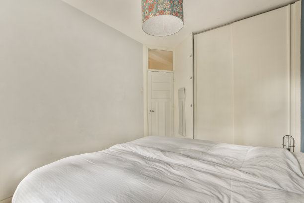 一间有白色床和白墙的卧室图片下载