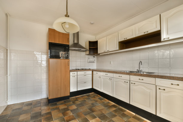 有白色橱柜和台面的厨房图片下载