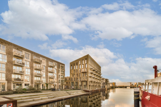 有建筑物和河流的城市效果图图片下载