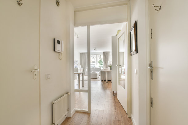 一条有白墙和滑动玻璃门的走廊图片下载