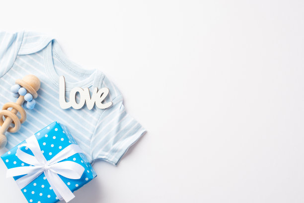 小男孩概念。顶部视图照片蓝色衬衫礼盒与弓铭文爱和木制拨浪鼓孤立的白色背景与空白图片下载