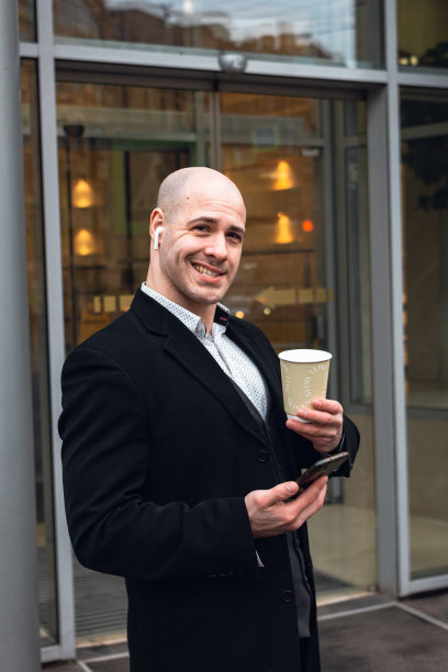 男人年轻的商人经理企业家喝咖啡休息图片下载