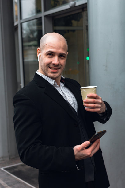 男人年轻的商人经理企业家喝咖啡休息图片下载