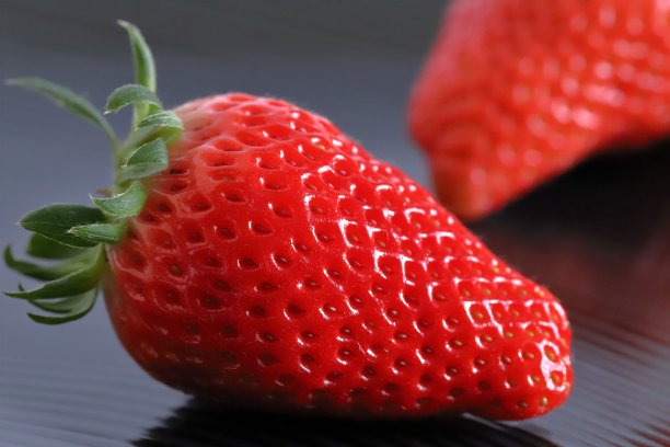 草莓采摘图片下载