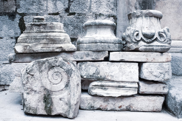 黑山科托尔老城的圆柱和首都。大块的古董石头存储出版，海报，日历，帖子，屏幕保护程序，壁纸，网站。色调高质量的照片图片下载