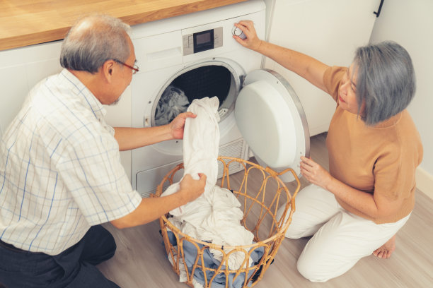 心满意足的老夫妻一起洗衣服。图片下载