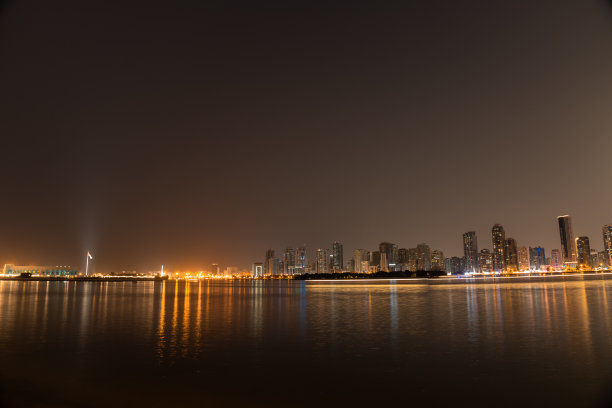 沙迦城市夜景天际线图片下载