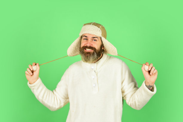 冬天的时尚。寒冷的天气。胡须护理冬季季节。胡须概念。毛皮衣服。有胡子的潮人。理发师沙龙。理发师的服务。留胡子的人戴有耳盖的帽子。毛茸茸的配件图片下载