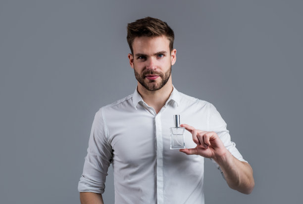 完美的男性。整洁的发型。男性美和时尚look。大胡子男士的正式办公衬衫。没刮胡子的长着鬃毛的帅哥。理发师的概念。年轻自信的老板图片下载