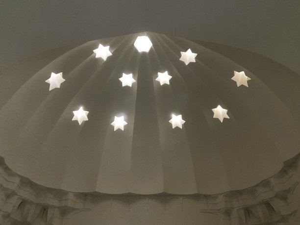 一个古老的奥斯曼浴室的天花板细节，历史地中海浴室的大象眼睛与干净的白色墙壁结构和圆顶装饰。图片下载