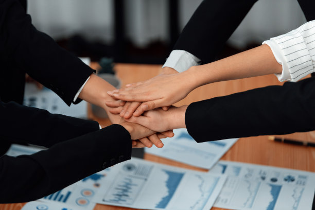 俯视图特写业务团队加入手栈一起和谐的概念。图片下载