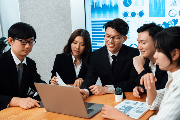 业务团队财务数据分析会议报告文件在和谐办公室。图片下载