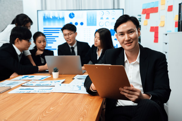 聚焦男性经理在和谐办公室的肖像，背景是商务人士。图片下载