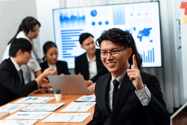 聚焦男性经理在和谐办公室的肖像，背景是商务人士。图片下载