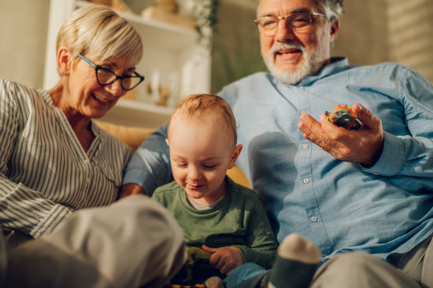 老夫妇和他们的孙子在家里玩图片下载