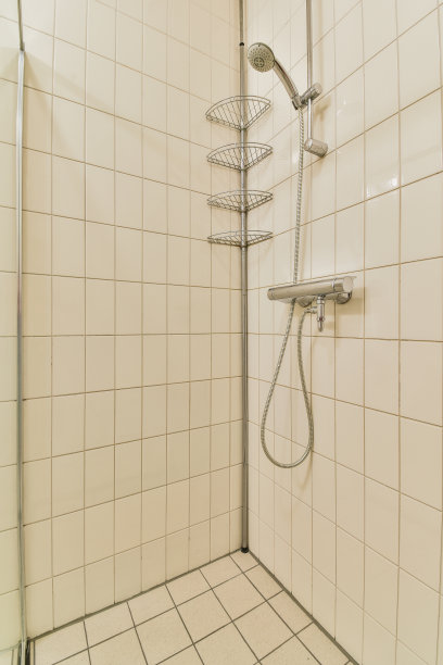 白色瓷砖墙的淋浴间和淋浴间图片下载
