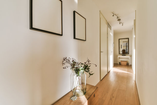 木桌上放着一个插满鲜花的花瓶图片下载