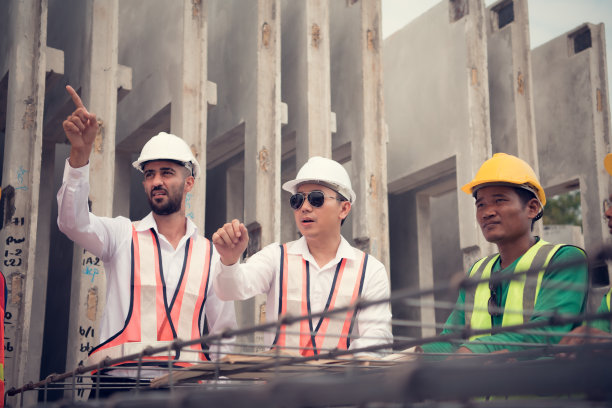 施工工程师和施工领班监督施工进度，并监督施工现场的重要施工工程。图片下载