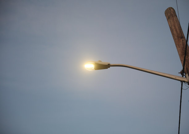 夜晚的路灯照亮了城市图片下载