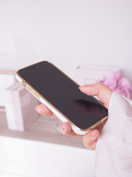 一个女人的手在一个女人的房间里操作智能手机图片下载