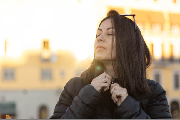 在意大利佛罗伦萨，一个成熟女人微笑的肖像，背景不聚焦。50mm镜头图片下载