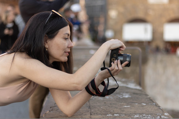 在意大利佛罗伦萨拍摄的摄影师女性无聚焦背景照片。50mm镜头图片下载