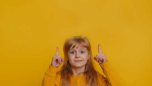 少女童指空处广告区为商业文字，复制空间为商品促销图片下载