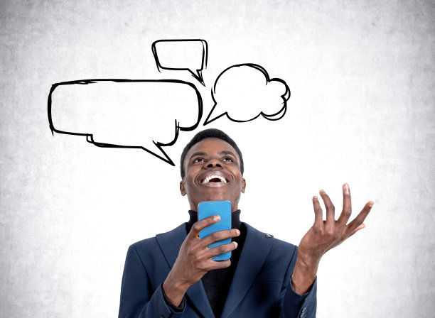 非洲商人高兴地使用智能手机在手。复制空格b图片下载