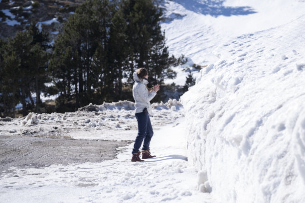 在雪中玩耍图片下载