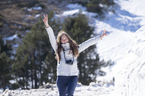 在雪中玩耍图片下载