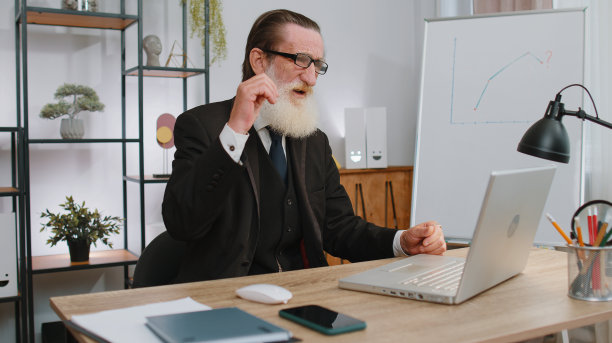 在笔记本电脑上工作的商人失去了惊讶突然的彩票结果坏消息财富损失图片下载