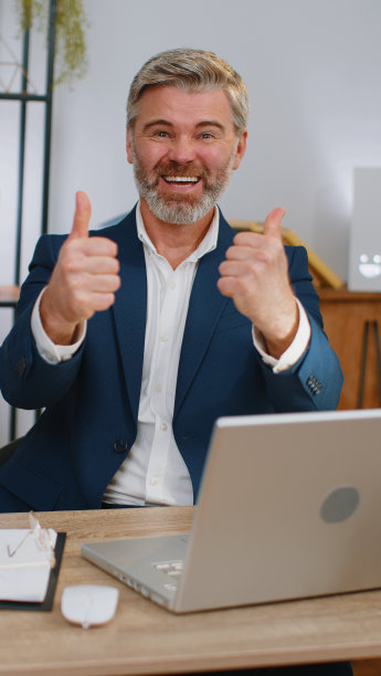 喜出望外的商人被突如其来的胜利震惊，游戏中奖，彩票目标实现，好消息图片下载