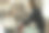 厨师从托盘中取出合适的食材图片下载