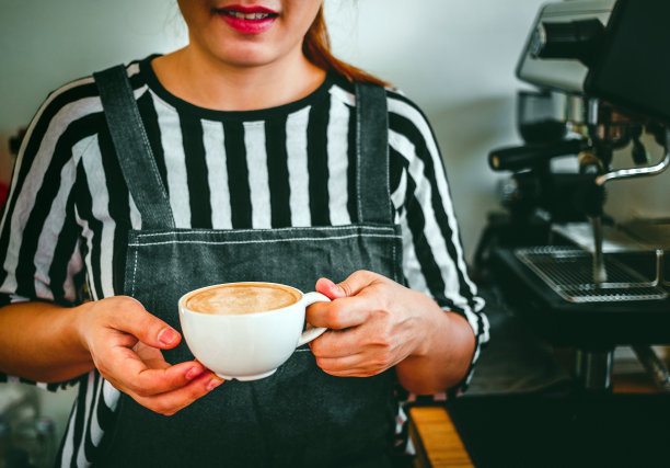 一杯咖啡卡布奇诺菜单准备在手中的女咖啡师在咖啡店图片下载