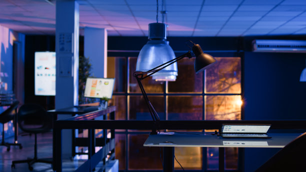 空办公室，屏幕上有分析和图表图片下载