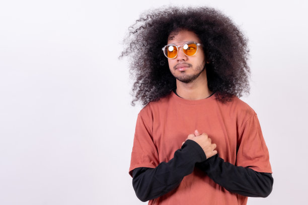 戴着墨镜微笑的肖像。白底爆炸头的小男孩图片下载