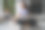快乐微笑的亚洲女孩自由职业者坐在电风扇附近在热浪中在家工作图片下载