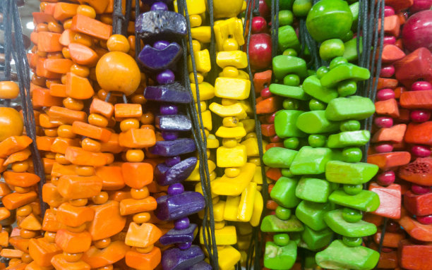 各种美丽的彩色手工串珠项链悬挂出售图片下载