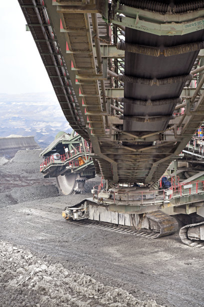 露天矿挖掘过程中的斗轮挖掘机。露天矿上的巨大挖掘机。图片下载