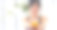 妇女手里拿着冰凉的橙汁新鲜水果清凉地喝着。亚洲女性笑着笑着看镜头保健家庭健身生活方式。美丽的女人从鸡尾酒瓶倒橙汁图片下载