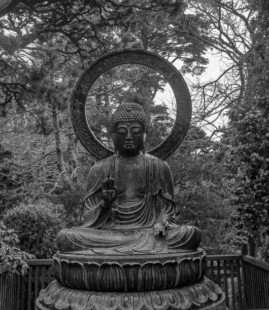 旧金山金门公园日本茶园的佛像灰度照片图片下载