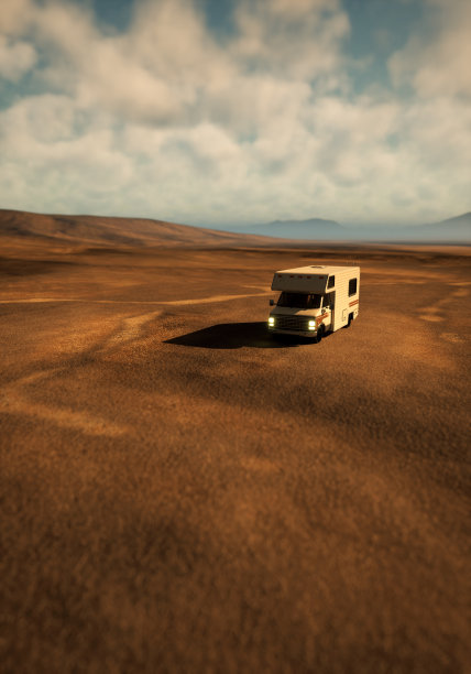 蓝色多云的天空下，大灯亮着的房车停在远处群山环绕的沙地平原上。高角视图。3 d渲染。图片下载