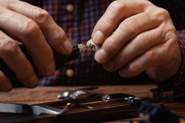 专业珠宝商工作与宝石在木桌，特写图片下载