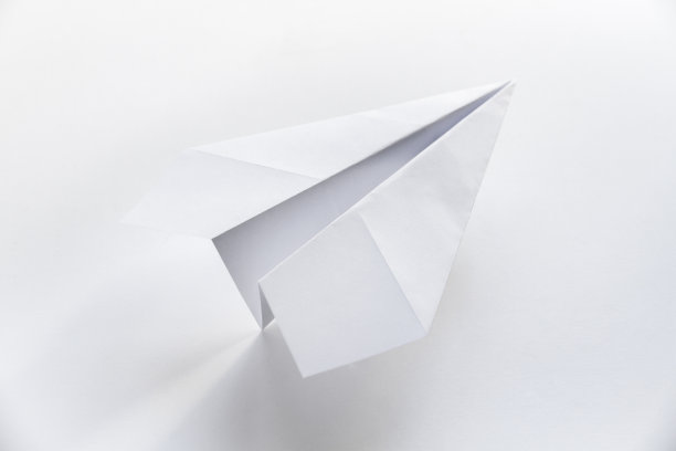 纸飞机折纸孤立在一个白色的背景图片下载
