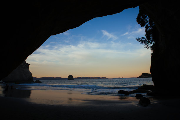 日落时分从洞穴里看到的海滩美景图片下载