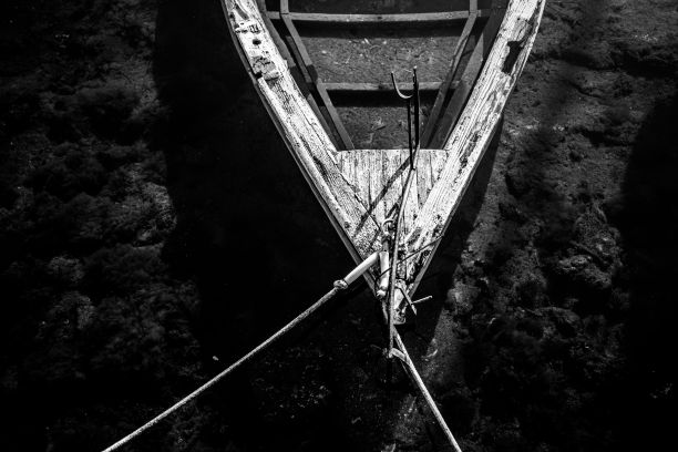 一艘旧木船的前公园的灰度顶视图图片下载