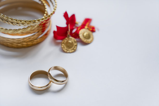 金手镯和金币图片下载