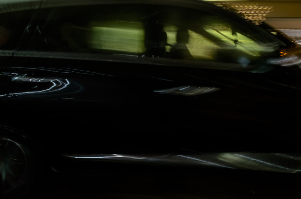 黑色汽车的剪影:夜间拍摄图片下载